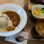 すき家 - 料理写真:チーズインハンバーグカレー（小盛）、みそ汁とサラダのセット