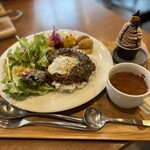 TEA HOUSE laCASA 安城店 - バジルとトマトのキーマカレー