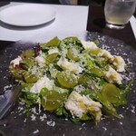 レストラン&バル elBUVA  - シャインマスカットとモッツァレラチーズのサラダ