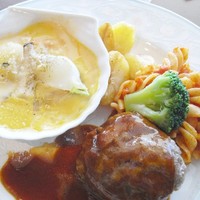 上野精養軒本店 グリル - 牛ひき肉のステーキと魚介のグラタン