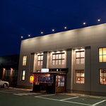 久留米ラーメン清陽軒 - 第一銀行（現みずほ銀行）の前で営業していた屋台時代の清陽軒を模した外観。屋台のうしろに見える建物は、当時の第一銀行のイメージなのだ！