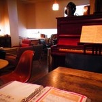 古びたピアノとモーツァルトの曲の楽譜