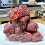 焼肉幸泉 - 赤身角切り。個人的にはレア焼きにしてそのまま食べるのが好き。ニンニク醤油にはつけない。