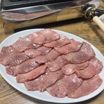 焼肉幸泉 - 上タン塩。残った梅ダレはライスにかけても良い。