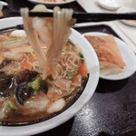 東方餃子坊 - 細麺　おいしい