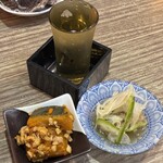 國枝鮮魚店 - 冷や酒、日替わりお通しは、かぼちゃのそぼろ煮、アジの南蛮漬け。