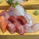 國枝鮮魚店 - 鯛、ハガツオ、カンパチ、サーモン、厚めの切り身は、ぷりぷり、ねっとり。中トロはとろけた。