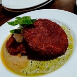 325008825 - サーモンと海老のチャンクがいっぱい詰まったフィッシュクロケット☆さっくり揚がってとても美味しい❤️バジルソースとトマトソース♡