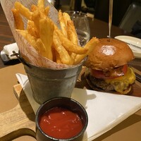  「メトロポリタングリル」 ヒルトン東京 - ハンバーガーのセット
