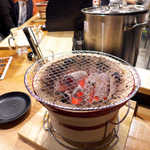 仙台牛焼肉　と文字 - カウンターに置かれた七輪で、思いのまま