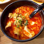 と文字スープ（￥410）。ホルモンがたっぷり入り、旨味濃厚♪