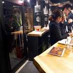 仙台牛焼肉　と文字 - カウンタースタイルの店内。23時になって、ようやく客入りも落ち着いた