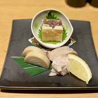 喜鈴 - 前菜盛り合わせ
                    ・蟹と湯葉のゼリー寄せ
                    ・鶏もも肉の塩レモン蒸し
                    ・山芋の手鞠蒸し