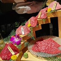 焼肉割烹 YP流 西心斎橋店 - 見た目にも鮮やかなコースのお肉　1人1枚