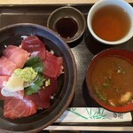 まぐろの鉄人 - 日替わり丼〜ハーフ&ハーフ丼（あかみと中トロ）900円＋味噌汁 100円