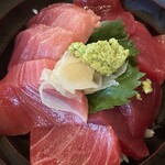 まぐろの鉄人 - ハーフ&ハーフ丼（あかみと中トロ）900円