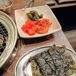 焼肉 親鳥専門店 ばかたれ - キムチ盛合せ＆韓国のり(サービス)