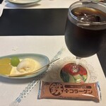 杏花亭 - 梨のコンポートとアイス、アイスコーヒー、ウエハース