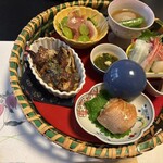 杏花亭 - 籠盛りの杏花膳(生ハムといちじくのサラダ、蓮根のすり身の中にはエビ、お造り、サーモンロールの中にはおから、鯖とキノコのグラタン、めかぶ)