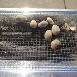 築地魚河岸 浜焼きBBQテラス - より多くのハマグリ