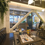 cafe & dining MONKEY TREE - 店内のテーブル席の風景です