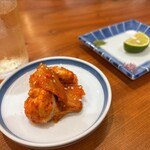 焼鳥 さとり - お通しのキムチ軟骨が、スーパーうまい！お代わりしちゃうくらい、マジでうまい！！焦るよ！笑　味変の酢橘や抹茶塩、梅塩、柚子胡椒、柚七味も最高〜