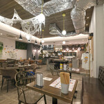 cafe & dining MONKEY TREE - 店内のテーブル席の風景です