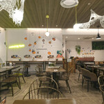 cafe & dining MONKEY TREE - 店内のテーブル席の風景です