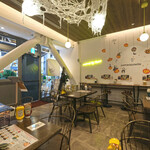 cafe & dining MONKEY TREE - 店内のテーブル席の風景です