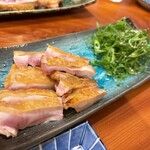 焼鳥 さとり - たぶん、写真でも伝わるよね、鶏皮のパリッパリ感とお肉のジュースィーさ。そしてニンニク塩が振られた九条ネギは、やめられない、止まらない♪これもお代わりしたよ（笑）