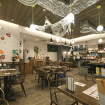 cafe & dining MONKEY TREE - 店内のテーブル席の風景です