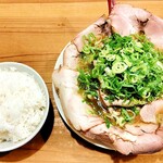 らーめん2国 - チャーシューらーめん＋中ライス