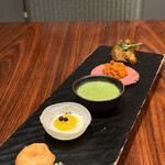 HOPPERS - 〈Starter・前菜5種〉
            手前からワダ、ホッパー、コラ・キャンダ、ロティ、チキンにスパイス煮