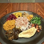 HOPPERS - お皿の中央にバスマティライス、その周囲に9種類のミールスを盛り付け