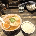 中華そば しながわ - アッサリ絶品中華そばと小ライス。