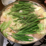 黒毛和牛焼肉と本格もつ鍋 山樹 - 味噌モツ鍋 煮込み中〜