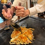 お好み焼き 城土井 - 店員さん取り分けサービス！