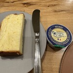 UNE TABLE - ③ブリオッシュという名のパン（このバターが最高に美味しい）