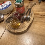 UNE TABLE - ⑩チ一ズにかける蜂蜜、グランベリーソ一ス、唐辛子