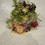 UNE TABLE - ④赤茄子のサラダ　太刀魚とヤリイカ大根にミレットのパウダーをかけたもの