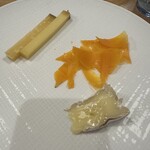 UNE TABLE - ⑧追加したチ一ズ盛り合わせ（上から、コンテ２４ヶ月熟成、コンテ６ヶ月熟成、ミモレットカマンベ一ル）