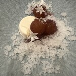 UNE TABLE - ⑪デザ一トA　巨峰のマリネ、ホワイトチョコのム一ス