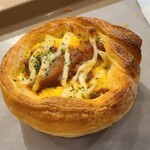 リトル マーメイド - パン①照り玉デニッシュ(税込253円)
バターの効いたパリパリのデニッシュの上に、玉子と照り焼きチキン、マヨネーズが掛けられており、濃厚な味わい