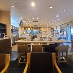 リトル マーメイド - 店内は白い天井、ガラス張り壁&絵画の飾られた合板木板張り壁、木板張り床&カーペットタイル貼り床、基本的にシンプルで清潔感のある空間、BGMは洋楽
お席はカウンター席、テーブル席、合計25席