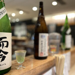 プラットスタンド酛 - それぞれ気になる日本酒をオーダー！

◇而今 特別純米 火入¥550 (税抜)