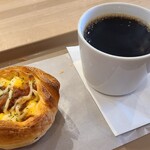 リトル マーメイド - パン①照り玉デニッシュ(税込253円)
バターの効いたパリパリのデニッシュの上に、玉子と照り焼きチキン、マヨネーズが掛けられており、濃厚な味わい
お飲み物①HOT珈琲(税込341円)