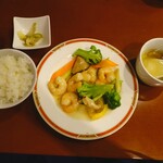 上海酒家 岳 - エビの塩炒めランチ