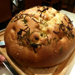 リストランテ・ヒロソフィー 銀座 - 焼き立ての玉ねぎのフォカッチャ