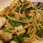 タコとカラスミ、青菜のスパゲッティーを混ぜたところ