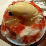 リストランテ・ヒロソフィー 銀座 - 四代目徳次郎　天然氷のいちご、ミルクかけ。卵黄のアイスとブドウが乗っています